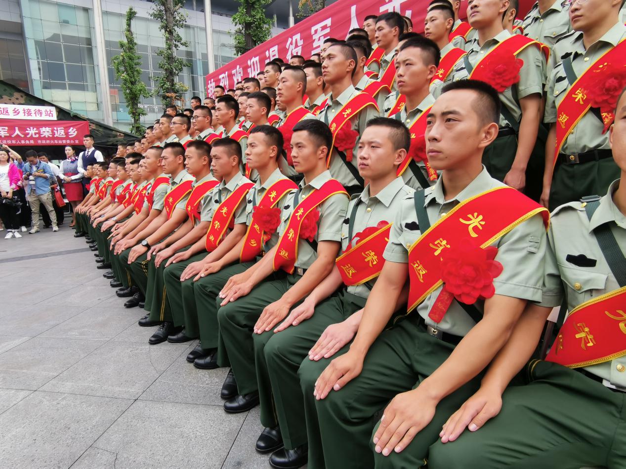 退役军人在车站集体合影(四川省退役军人事务厅供图)下一步,四川省
