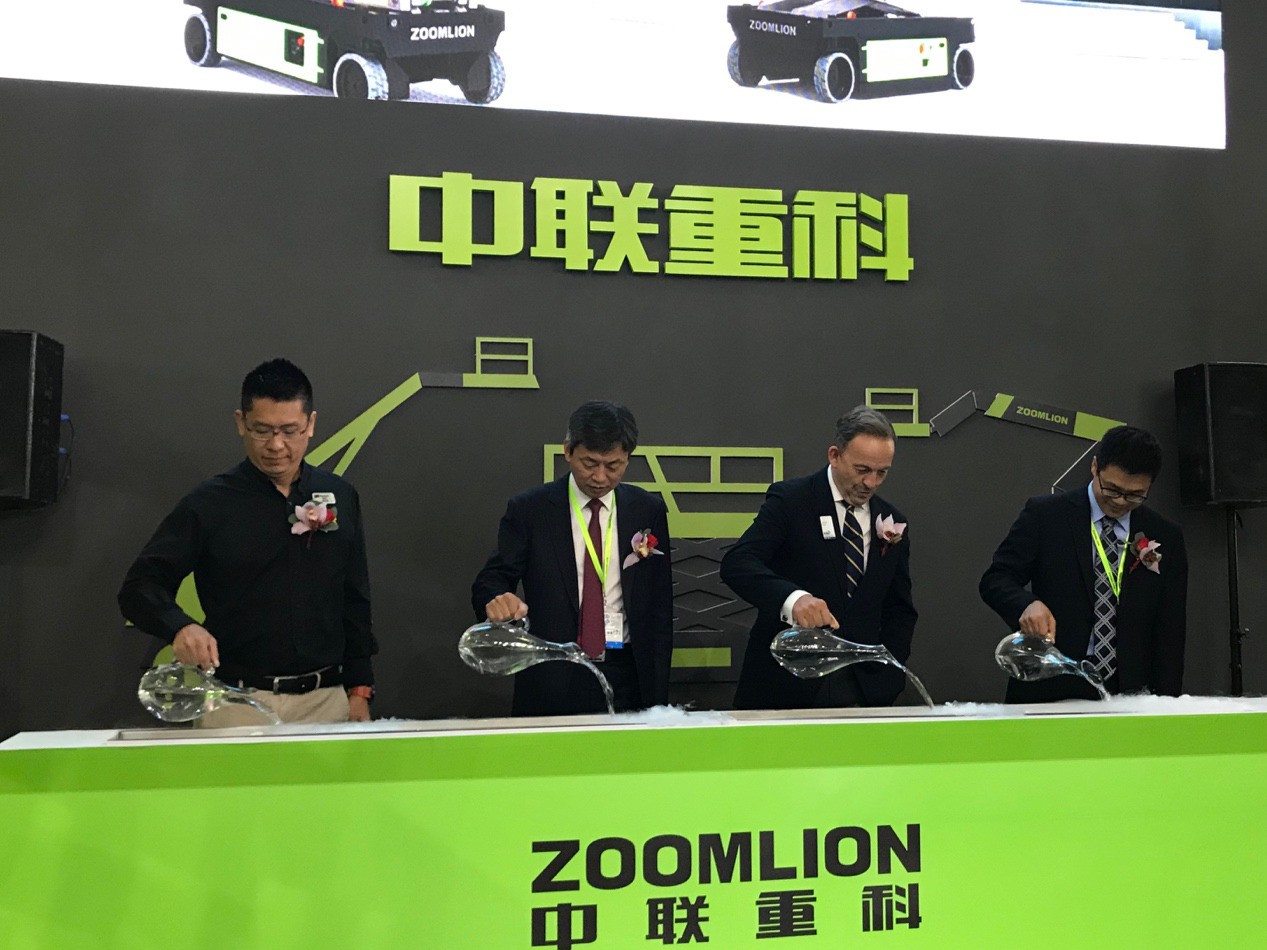 的掌声中,khl集团总裁james king,ipaf亚洲区总经理屈永升(raymond