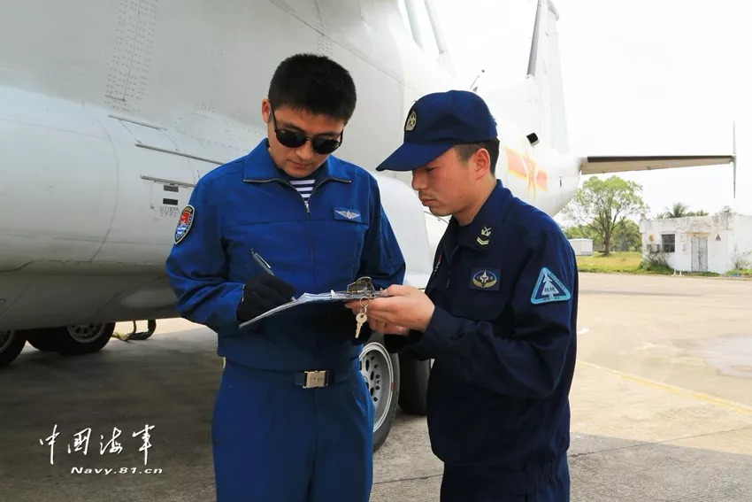 海军航空兵某师组织多机型跨昼夜飞行训练