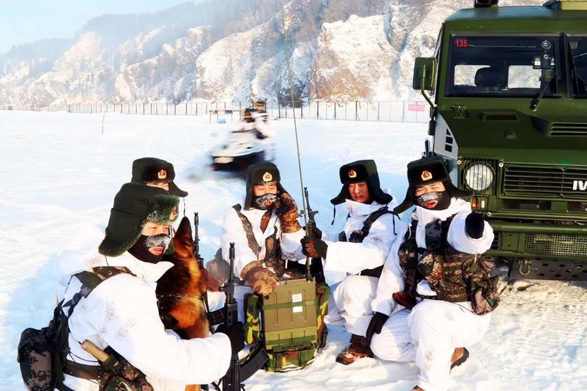 网络媒体国防行探秘中国最北的边防哨所战士顶风冒雪巡逻组图