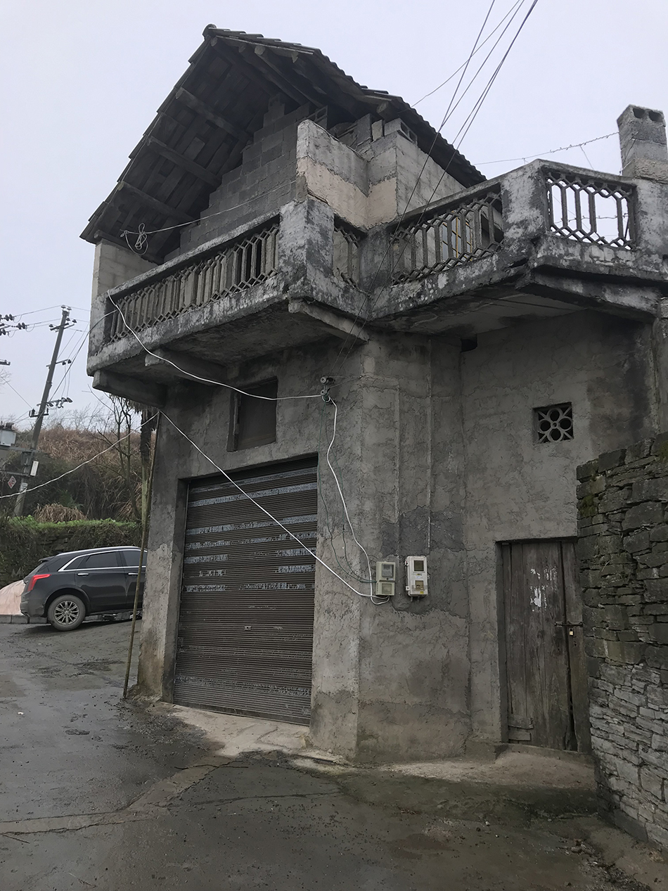 男子囚禁女生性侵24天 亲友:龙某曾拒绝婚配 龙某和家。本文图片 澎湃新闻记者 蒋格伟 图
