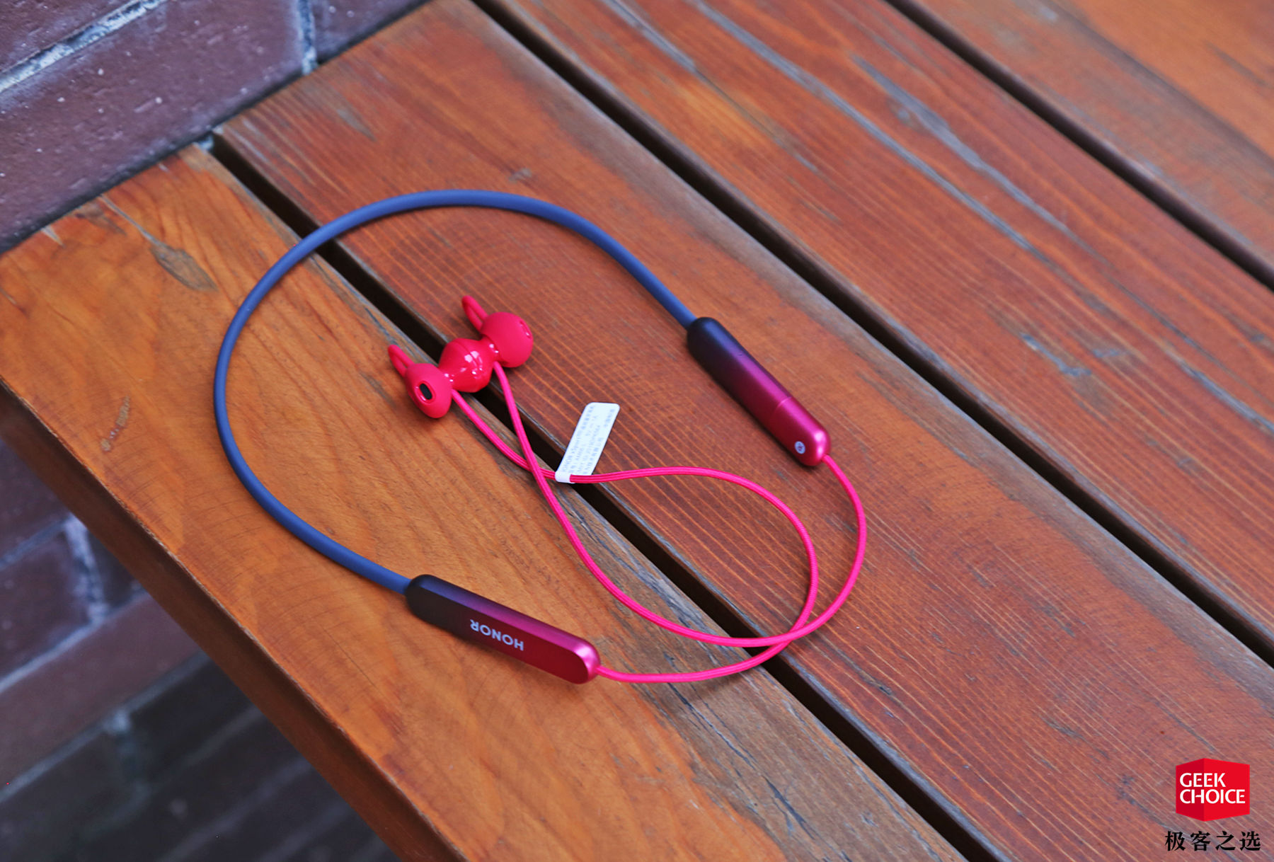 图赏丨荣耀xsportpro运动蓝牙耳机用手机就能充电的耳机你见过吗