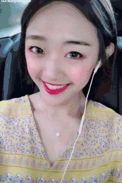 不过代古拉笑起来的时候蛮可爱的,拍卖萌视频直男应该比较吃这一套.