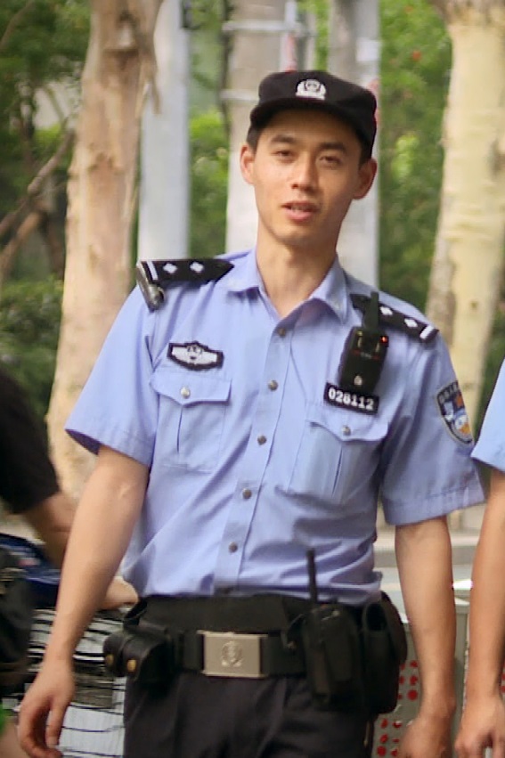 上海曹家渡派出所的马晓亮和戴华不遗余力将藏在私家车底部的小猫救出