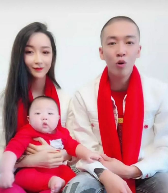 刘一手接回董莹莹后直播道歉碰到她是我的运气