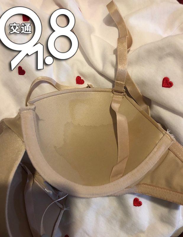 发现短袖衣服左侧被已干的不明液体粘住,白色偏黄,内衣上也很多痕迹