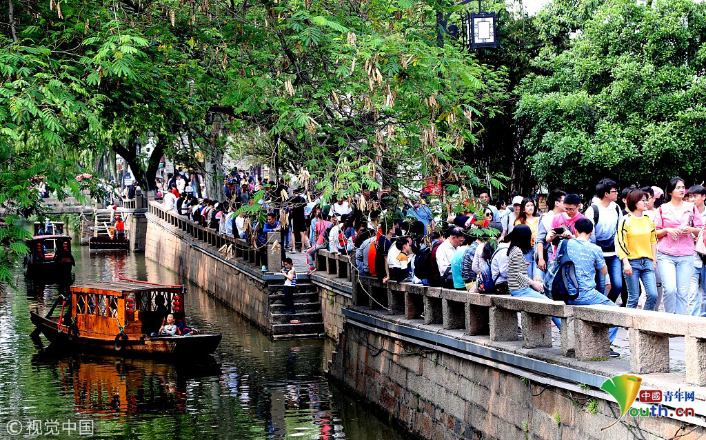 五一小长假迎来旅游高峰 各地景区开启人海模式