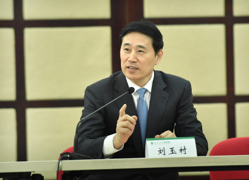 图为北京大学党委副书记,医学部党委书记刘玉村介绍北大医学部的未来