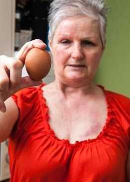 把鸡蛋拿去微波加热会发生的悲剧!她警告:不到几秒脸就开始脱皮