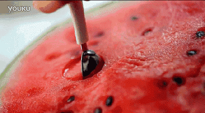 简直不要太幸福加上一部玛丽苏剧空调,wifi,西瓜抱着西瓜追剧by:图虫