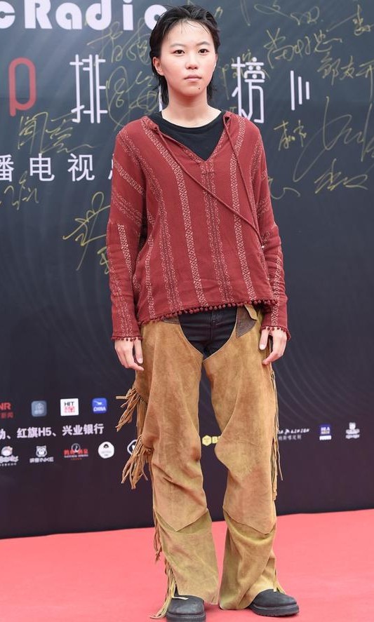 窦靖童的新纹身曝光,没想到她400块的手机亮了