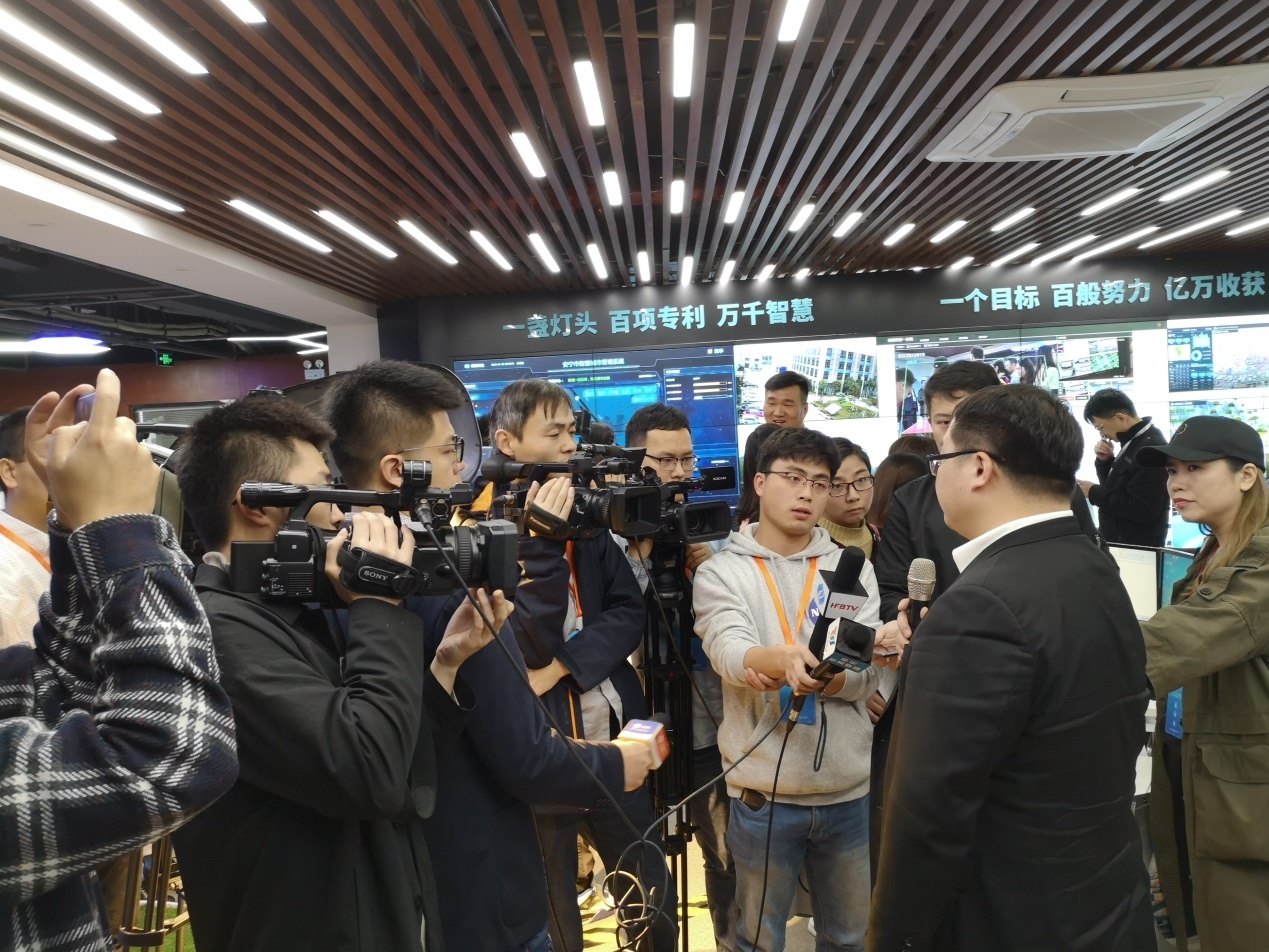 走进创新一线  央地媒体百人采访团到访东旭明朔