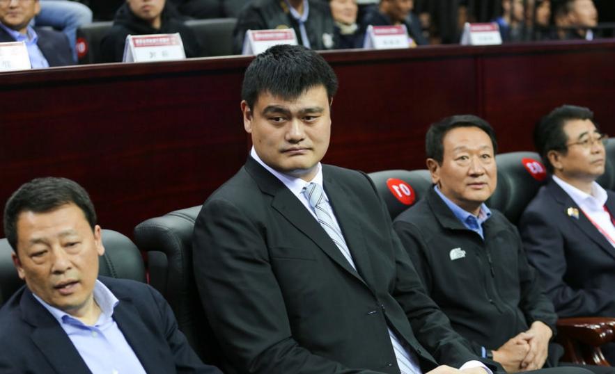 姚明现身观战CBA总决赛第4场,姚明的笑容满满