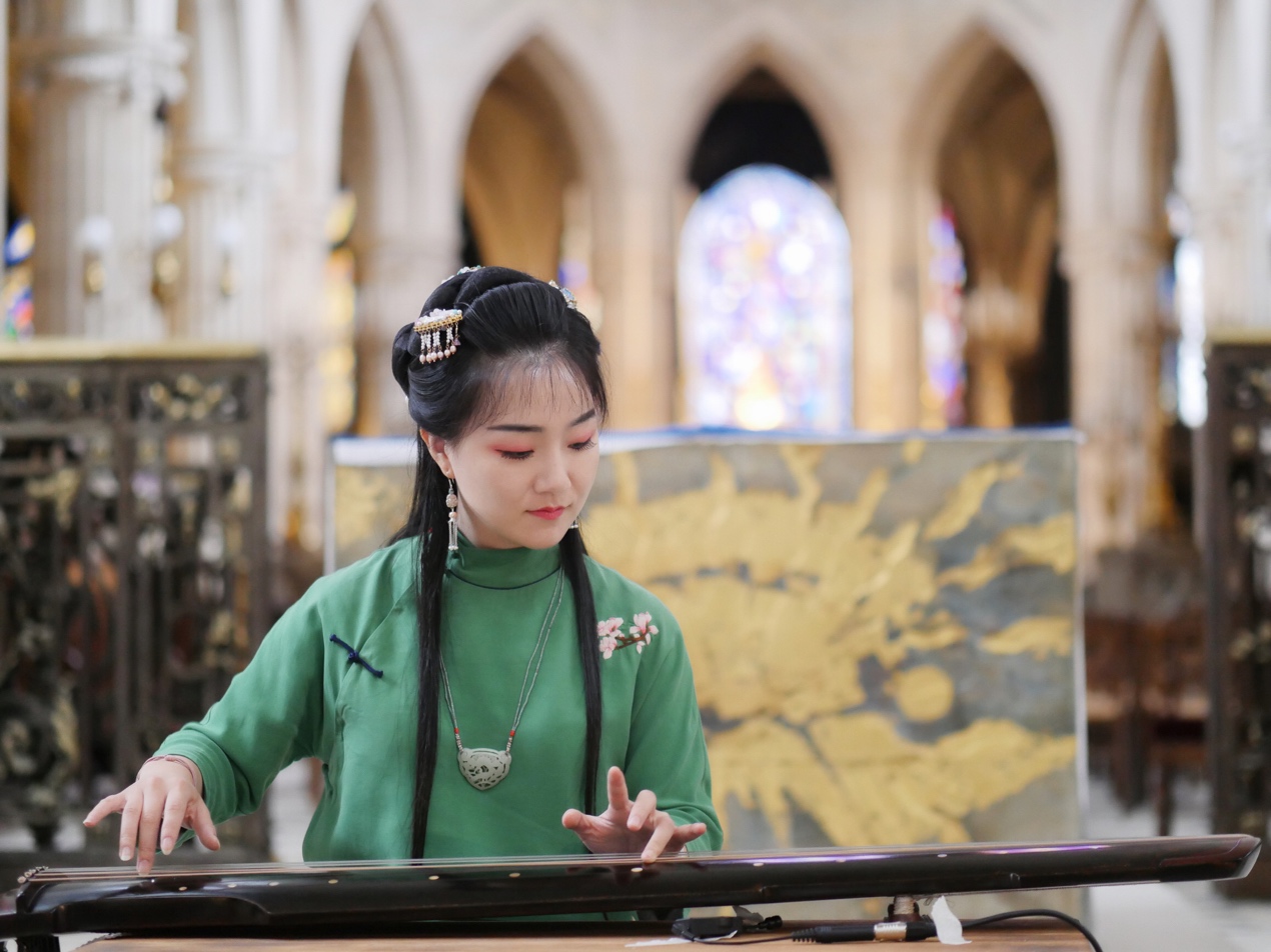 其中,江苏宜兴籍青年美女古琴演奏家邵芸菲带来开场第一个节目,演奏