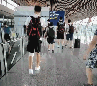 高诗岩现身机场:左腿缠紧绷带 走路一瘸一拐