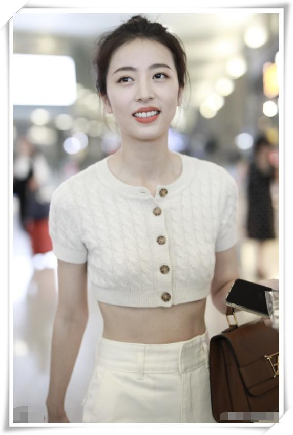 周雨彤真尴尬机场刚秀完a4腰就暴露大象腿86斤体重不攻自破