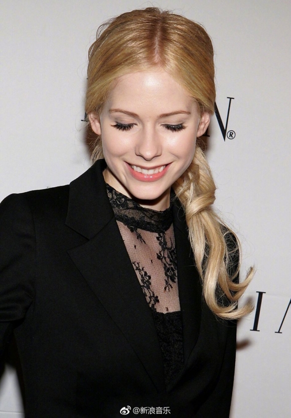不画烟熏妆?摇滚女歌手艾薇儿淡妆出席活动