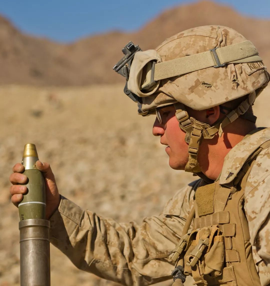 这是美军试射60mm迫击炮