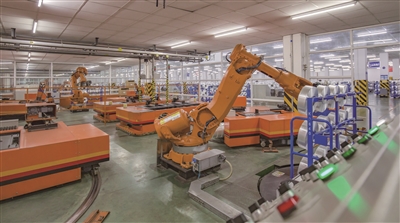 恒力集团总裁陈建华与车间技术人员交流恒力集团车间一角 邱 鹏摄