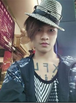 还记得"杀马特鼻祖"罗福兴吗?如今剪掉长发的他,成了理发师