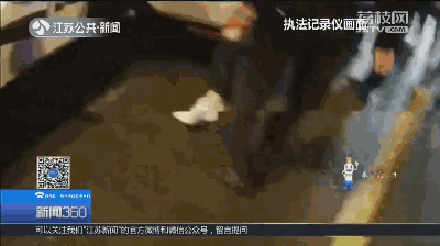 因為懷疑是酒駕,民警將正滿地打滾的閆某帶到醫院做抽血檢測。