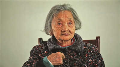 今年90岁的颜红英邹建东拍摄的《我送亲人过大江》中,"大辫子"姑娘就