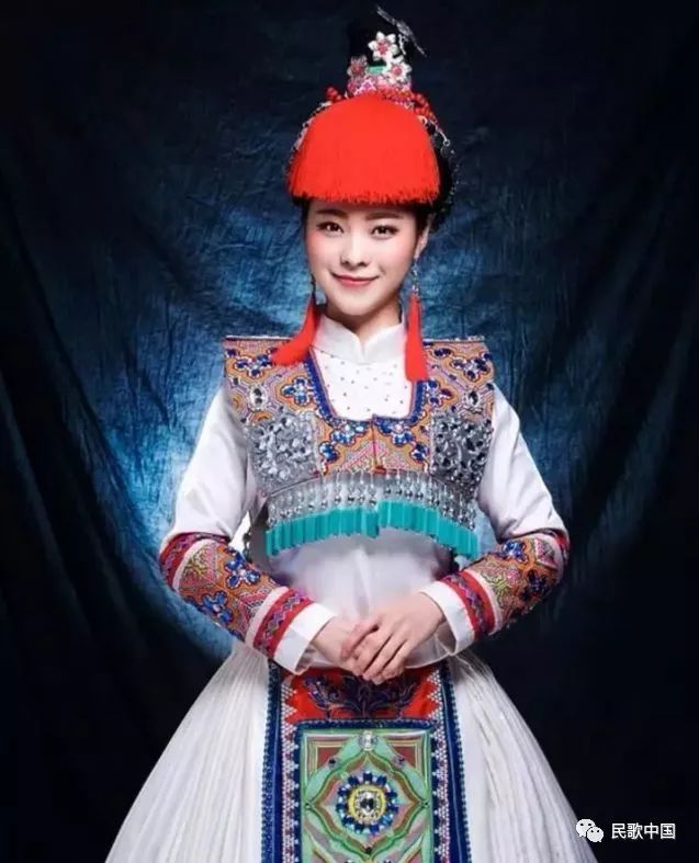 歌曲旋律轻柔舒缓,婉转绵长,沁人心脾,配以雨田温婉甜美的歌声,如美酒