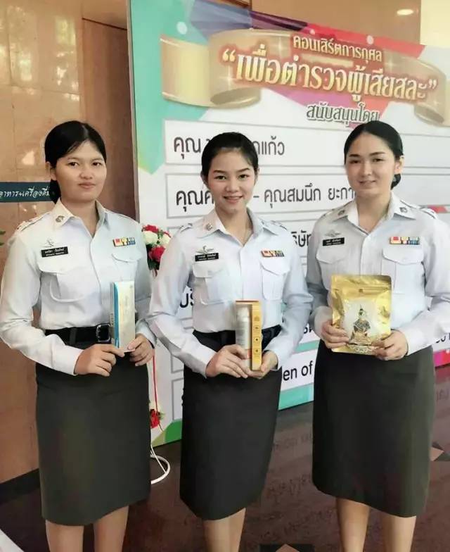 可泰国女警们在皇家防晒喷雾的保驾护航之下,皮肤白嫩嫩的,十分年轻.