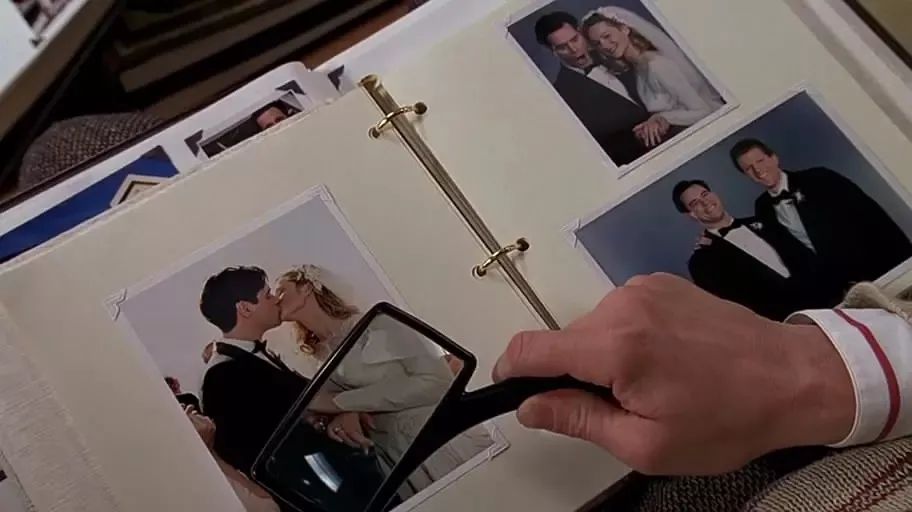 被称其"精神分裂"的父亲强行带走;婚纱照上自己太太的手指交叠,暗自对