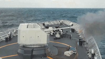 我国130舰炮射程能超过100公里,这么远是如何瞄准的?