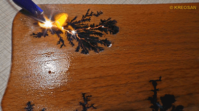 而用微波炉改装的高压电弧,玩起来感觉就像是在玩蛇.