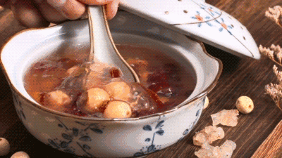 3,皂角米:植物燕窝▲它是低脂肪高能量食物,最适合做瘦身代餐了干燥秋