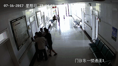 当持刀自卫属于正当防卫时，就真的可以携带管制刀具了么？_新浪新闻