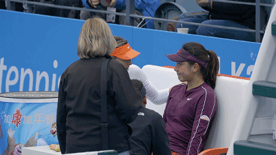 走到王欣瑜的休息区与她交流,并亲手为王欣瑜盖上毛巾保暖