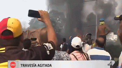 物资运载车被烧毁的现场视频截图