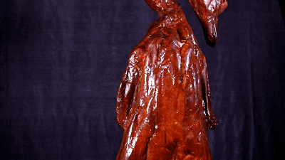 (雅欣展示了纸扑工艺的烧鹅)(纸扑铜质九龙壁)"但由于我们还没吃透这