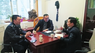 沈丘縣公安局辦案民警在研究案情