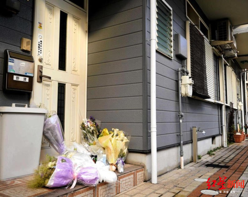 ▲有人在凶案发生的房子前摆放鲜花以示悼念（图据《神户新闻》）