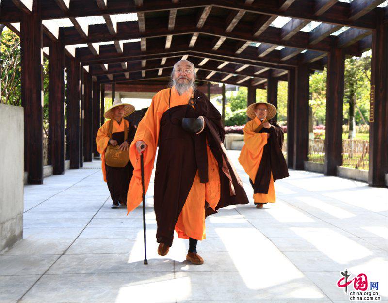 峨眉山普贤文化周:千僧托钵行脚感恩清明