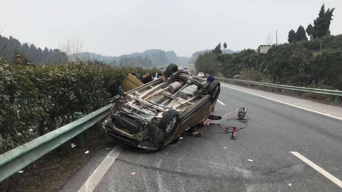 成巴高速一轿车碰撞护栏 致2人死亡,3人受伤