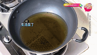 清 洁 妙 用1 :清洗餐具使用过的锅碗瓢盆沾满油污,除了用洗洁