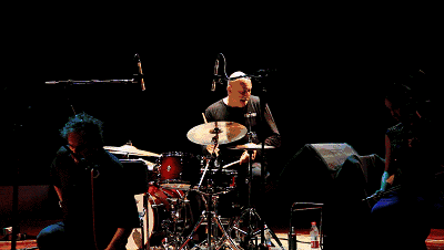 准备中的鼓手仍旧沉醉,随着节奏摇摆不要太可爱!古筝,钢琴,中西合璧.