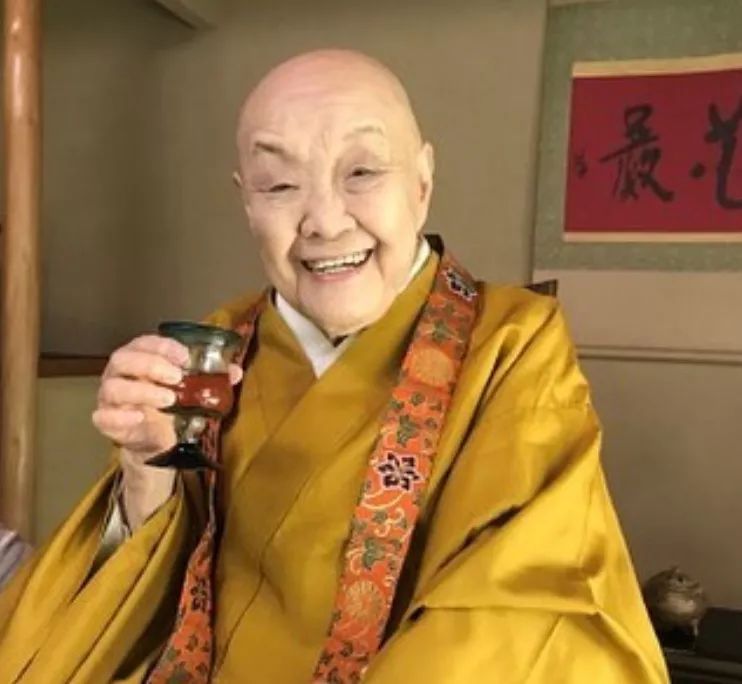 96岁花尼姑吃肉喝酒出轨风流成性却活成日本最火的偶像还获得国家级