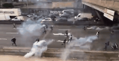  警方释放催泪弹和瓦斯 图自推特视频 下同