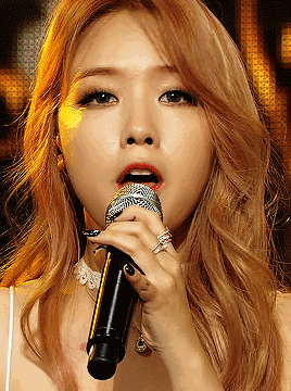 一日偶像有腰伤还要当人肉支架知名女团竟现场大玩袭胸