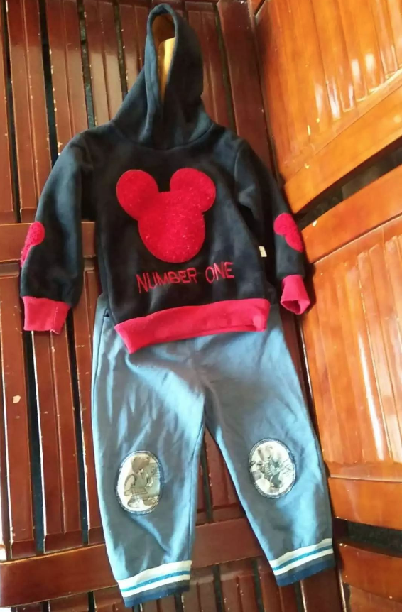 失蹤男童尤逸軒與其兄有同款衣服,圖為其走丟時類似穿著。上來源:受訪者供圖