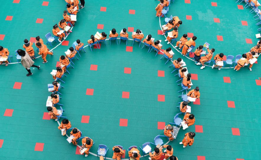 ▲2018 年11 月14 日，安徽省合肥市蜀山区井岗镇花园城幼儿园的孩子们在一起阅读图书。图片来源：视觉中国