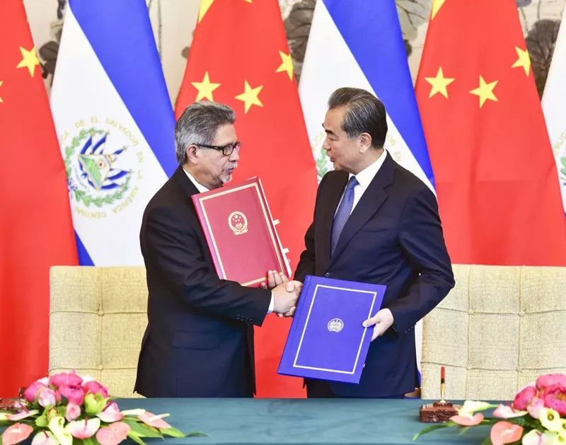 帕劳中国:2年内才会和大陆建交?让帕劳“犹豫”的原因是它 ▲8月21日,国务委员兼外交部长王毅同萨尔瓦多共和国外长卡斯塔内达在北京举行会谈并签署《中华人民共和国和萨尔瓦多共和国关于建立外交关系的联合公报》。(新华社发)