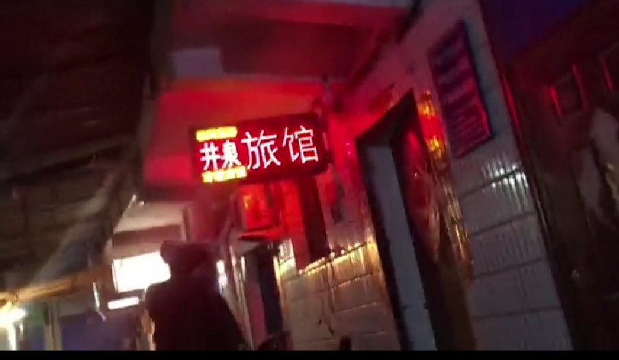 美女:女子火车站介绍服务 将三个大拉入宾馆 一女子将三名大学生领进井泉宾馆后开始介绍服务。来源:受访者供图