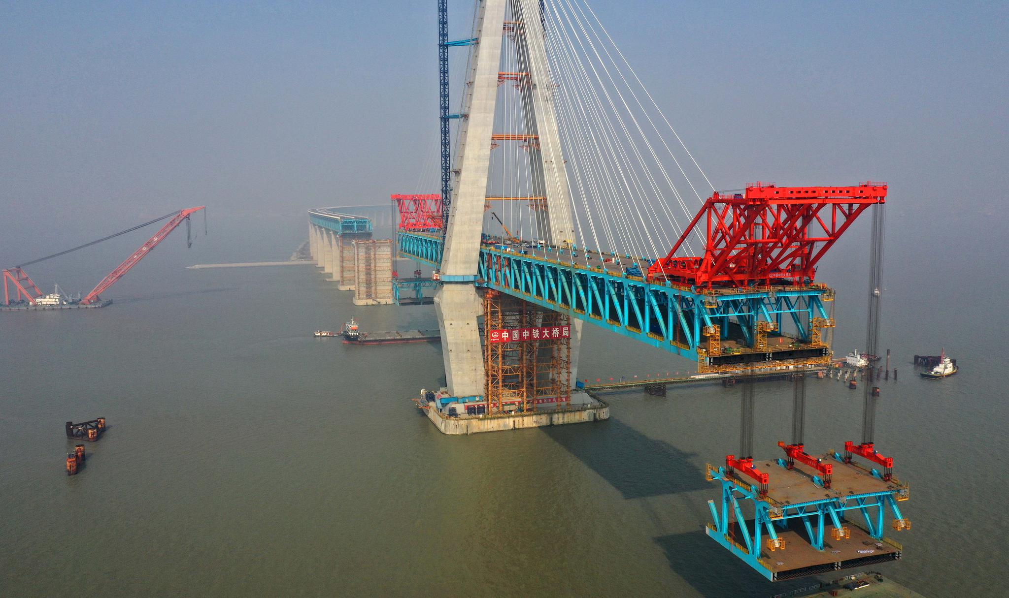沪通长江大桥完成今年首轮钢梁悬吊